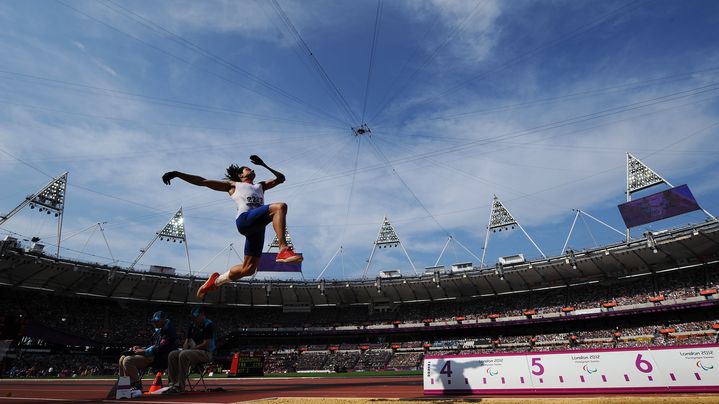 Le sauteur en longueur fran&ccedil;ais Arnaud Assoumani, seulement second du concours paralympique alors qu'il &eacute;tait favori, le 3 septembre 2012.&nbsp; (GLYN KIRK / AFP)