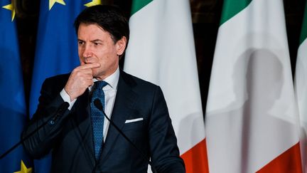 Le Premier ministre italien Giuseppe Conte, lors d'une conférence de presse à Naples (Italie), le 27 février 2020. (ELIANO IMPERATO / CONTROLUCE / AFP)