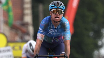 Simon Clarke à l'arrivée de la cinquième étape du Tour de France à Arenberg&nbsp;Porte du Hainaut (Nord), le 6 juillet 2022. (THOMAS SAMSON / AFP)