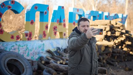 Le président ukrainien Volodymyr Zelensky à Sloviansk, dans la région de Donetsk, en Ukraine, le 6 décembre 2022. (HANDOUT / UKRAINIAN PRESIDENTIAL PRESS SER / AFP)