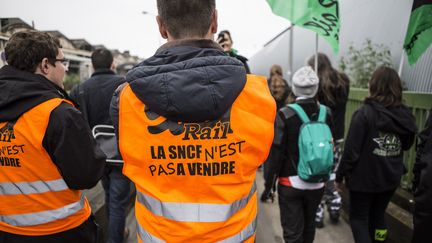 Des syndicalistes&nbsp;de SUD-Rails manifestent à Paris. (YANN CASTANIER / HANS LUCAS)