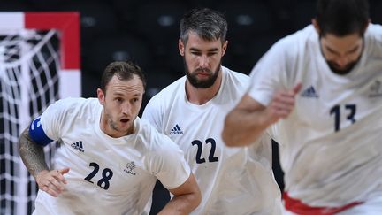 De gauche à droite : Valentin Porte, Luka et Nikola Karabatic. Les handballeurs tricolores&nbsp;affrontent Bahreïn en&nbsp;quarts de finale du tournoi olympique le 3 août 2021. (FRANCK FIFE / AFP)