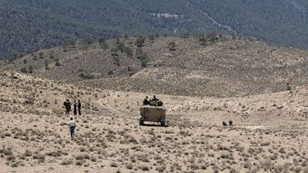 Militaires tunisiens patrouillant dans la zone du mont Chaambi, non loin de la frontière algérienne, le 11 juin 2013. (Reuters - Stringer)