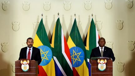 Le Premier ministre Ethiopien (à gauche), le président sud-africain Cyril Ramaphosa et leurs homologues africains réclament 150 milliards de dollars d'aide pour lutter contre le coronavirus. Photo prise à Prétoria, lors d'une conférence de presse, le 12 janvier 2020.&nbsp; (Phill Magakoe / AFP)