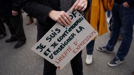 Hommage à Samuel Paty, enseignant au collège du Bois-d'Aulne à Conflans-Sainte-Honorine, décapité par un terroriste le 16 octobre 2020. (VALENTIN BELLEVILLE / RADIOFRANCE)