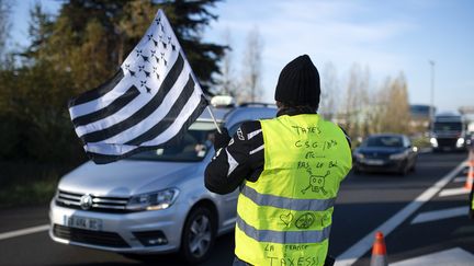 Des "gilets jaunes" manifestent à Saint-Herblain près de Nantes le 19 novembre 2018. (OLANRIVAIN / MAXPPP)