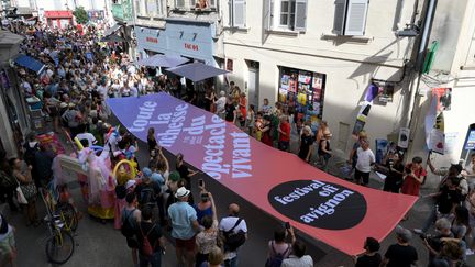 Des acteurs paradent dans les rues d'Avignon lors de l'édition 2022 du Off Festival. (NICOLAS TUCAT / AFP)