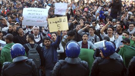 Des étudiants algériens manifestent à Oran contre la candidature d'Abdelaziz Bouteflika à un cinquième mandat de président, le 26 février 2019. (STRINGER / AFP)