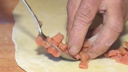 À l'approche du réveillon de Noël, de quoi sera composé le menu des fêtes ? En Savoie, une recette traditionnelle s'invite souvent à table : les rissoles. (FRANCE 2)