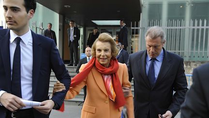 Liliane Bettencourt accompagnée de son fils aîné&nbsp;Jean-Victor Meyers&nbsp;quittent le siège de l'Unesco, le 29 mars 2012. (LICHTFELD EREZ/SIPA)