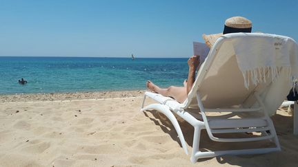 Une femme lit sur la plage d'Hammamet (Tunisie). (BENJAMIN ILLY / RADIO FRANCE)