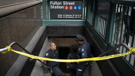 Des policiers gardent l'entrée de la station de métro Fulton Street, à Manhattan (New York), après le signalement de colis suspects, le 16 août 2019.&nbsp; (DREW ANGERER / GETTY IMAGES NORTH AMERICA / AFP)