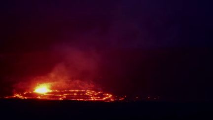 Le crat&egrave;re du volcan Kilauea, &agrave; Hawaii, en mai 2015. (LIFE IN THE HAWAIIAN ISLANDS / YOUTUBE)