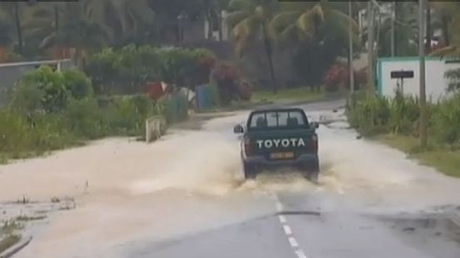 VIDEO. Alerte orange en Guadeloupe après le passage de la tempête Rafaël