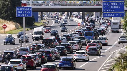 Des automobilistes sur l'autoroute A7 entre Lyon et Vienne, dans le sud-est de la France, lors d'un important embouteillage le premier grand week-end des vacances d'été, le 10 juillet 2021. (PHILIPPE DESMAZES / AFP)