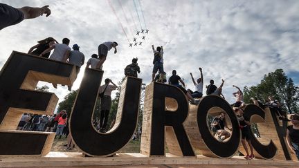 La Patrouille de France survole un panneau " Eurocks " lors de la 30e édition des Eurockéennes, le 5 juillet 2018 à Belfort. (SEBASTIEN BOZON / AFP)