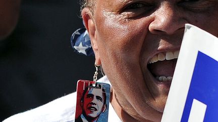 Une partisane du pr&eacute;sident am&eacute;ricain Barack l'encourage lors d'un meeting &agrave; Los Angeles (Californie), le 7 juin 2012. (JEWEL SAMAD / AFP)