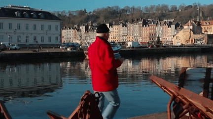 Direction Honfleur, un village où il fait bon vivre toute l'année, mais un peu victime de son succès pendant l'été. En hiver, il retrouve son calme et tout son charme. (France 2)