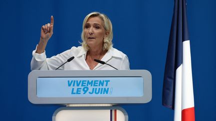 Marine Le Pen s'exprime lors de la réunion d'été du Rassemblement National aux Arènes de Beaucaire (Gard), le 16 septembre 2023. (PASCAL GUYOT / AFP)