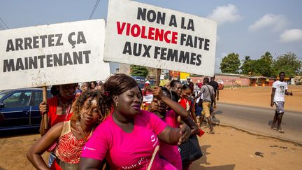 Des femmes manifestent contre les féminicides et les violences faites aux femmes dans la ville de Dabou, en Côte d'Ivoire, le 24 avril 2019. (GODONG / BSIP)