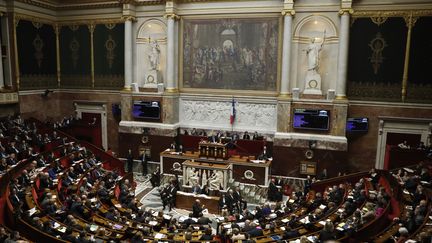 Vue générale de l'Hémicycle lors des questions au gouvernement, à l'Assemblée nationale, à Paris, le 19 décembre 2017. (PATRICK KOVARIK / AFP)