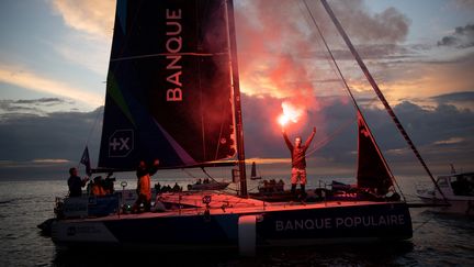 Le skipper français Armel Le Cleac'h célèbre à bord de Banque Populaire 41 après avoir remporté la 51e édition de La Solitaire du Figaro le 19 septembre 2020, au large de Saint-Nazaire. (LOIC VENANCE / AFP)