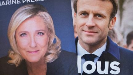 Les affiches de campagne de Marine Le Pen et d'Emmanuel Macron, tous deux qualifiés pour le second tour de la présidentielle, le 11 avril 2022. (MAYLIS ROLLAND / HANS LUCAS / AFP)