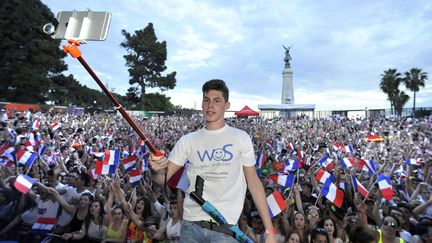 Les Français sont les rois du Selfie ! Ici record battu à Nice en 2015 avec 2530 personnes 
 (Sipa Presse)