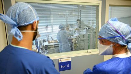 Des personnel&nbsp;soignant à l'hôpital public de la Timone à Marseille, le 25 septembre 2020 (photo d'illustration). (CHRISTOPHE SIMON / POOL)