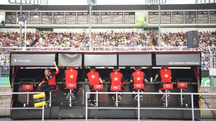 Le muret des stands de Ferrari au Hungaroring, lors du Grand Prix de Hongrie, le 29 juillet 2022. (TAMAS KOVACS / MTI / MAXPPP)