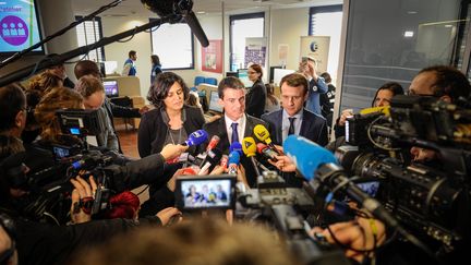 Le Premier ministre, Manuel Valls, entouré des ministres du Travail et de l'Economie, Myriam El Khomri et Emmanuel Macron, le 22 février 2016 à Mulhouse (Haut-Rhin). (SEBASTIEN BOZON / AFP)