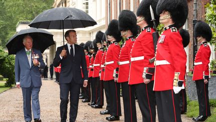 Emmanuel Macron et le prince Charles à Londres (Royaume-Uni) le 18 juin 2020. (JONATHAN BRADY / POOL / AFP)