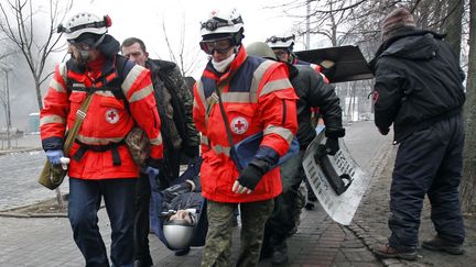 De nombreux manifestants ont &eacute;t&eacute; bless&eacute;s. Des secouristes de La Croix Rouge sont sur place et se chargent de les soigner. ( DAVID MDZINARISHVILI / REUTERS)