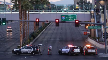 La police bloque l'accès à la route conduisant à l'hôtel Mandalay où s'était posté le tireur,&nbsp;à Las Vegas (Etats-Unis), le 2 octobre 2017. (ANADOLU AGENCY / AFP)