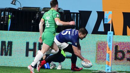 Antoine Dupont marque l'essai victorieux contre l'Irlande en quarts de finale du tournoi de rugby à 7 de Vancouver (Canada), samedi 24 février. (DON MACKINNON / AFP)