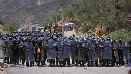 Des policiers interviennent en marge du blocage d'une route, le 1er novembre 2024 à Cochabamba en Bolivie. (PABLO RIVERA / ANADOLU)