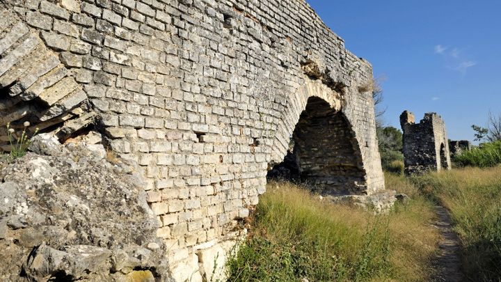 Vue de l'aqueduc de Barbegal, à Fontvieille, dans les Bouches-du-Rhône. (BRINGARD DENIS / HEMIS.FR / AFP)