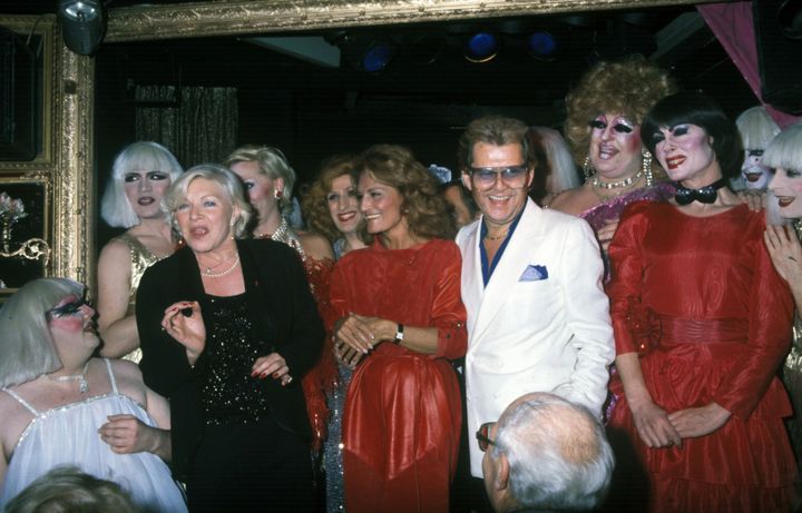 &nbsp;Line Renaud et Michou entourent Dalida lors d'une soirée dans un cabaret. (LECOEUVRE PHOTOTHEQUE)