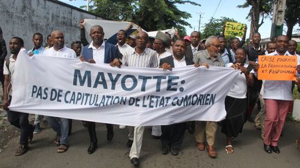 Des manifestants comoriens manifestent à Moroni, le 12 avril 2018, pour demander à leur gouvernement de ne pas capituler face à la France sur la question de Mayotte. (YOUSSOUF IBRAHIM / AFP)