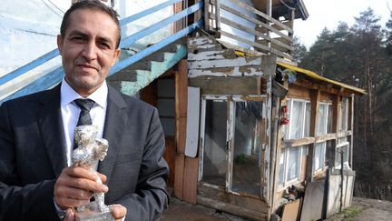 Nazif Mujic et son Ours d'argent devant sa maison de Bosnie
 (ELVIS BARUKCIC / AFP)