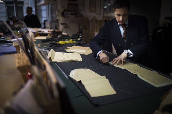 Le tailleur Massimo Caiselli-Cifonelli dans son atelier
 (MARTIN BUREAU / AFP)