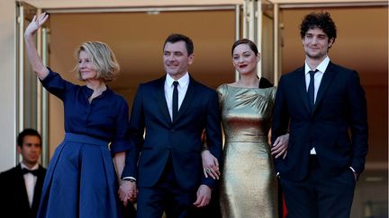 &nbsp; (L'équipe du film "Mal de pierres" de Nicole Garcia, avec Marion Cotillard et Louis Garrel, monte les marches le 15 mai à Cannes© Getty Images)