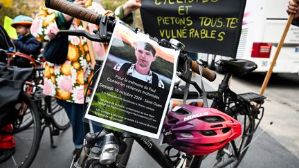 Une photo de Paul V., un cycliste de 27 ans décédé après avoir été renversé par une voiture, lors d'un hommage, à Paris le 19 octobre 2024. (BERTRAND GUAY / AFP)