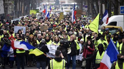 Un cortège de "gilets jaunes", samedi&nbsp;29&nbsp;décembre, à Lille.&nbsp; (FRANCOIS LO PRESTI / AFP)