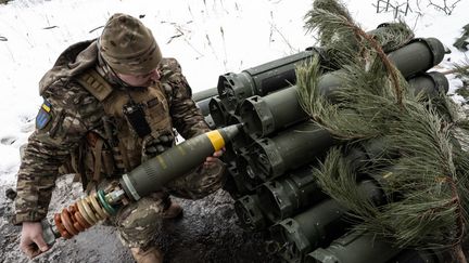 Un militaire ukrainien chargeant un missile à Bakhmout (Ukraine), le 15 février 2023. (YASUYOSHI CHIBA / AFP)