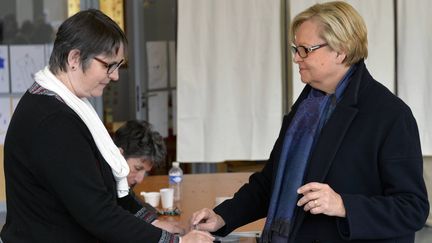 La candidate du bin&ocirc;me UMP-UDI aux d&eacute;partementales Christine Roimier (&agrave; droite) lors des &eacute;lections municipales &agrave; Alen&ccedil;on (Orne), le 23 mars 2014.&nbsp; (MAXPPP)