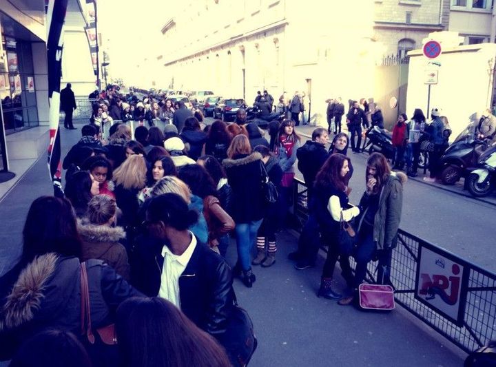 Les fans attendent devant la radio NRJ à Paris
 (Sarah Grenu)