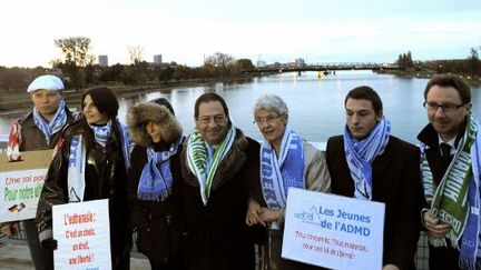 Jean-Luc Roméro (ADMD) avec Elke Baezner , présidente de l'ADMD allemande (PATRICK HERTZOG / AFP)