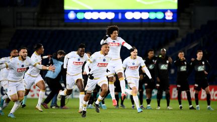 Les Niçois&nbsp;exultent de joie après&nbsp;leur victoire aux tirs au but (5-6) lors des huitièmes de finale de la Coupe de France&nbsp;face au Paris Saint-Germain, au&nbsp;Parc des Princes, le 31 janvier 2022. Les Parisiens avaient remporté six des sept derrières Coupes de France. Cette défaite&nbsp;est un premier coup dur pour Paris. (FRANCK FIFE / AFP)