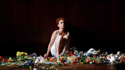 Christine Schäfer interprétant le rôle de Violetta dans La Traviata, opéra de Verdi dans la mise en scène de Christoph Marthaler, 2007
 (Ruth Walz)